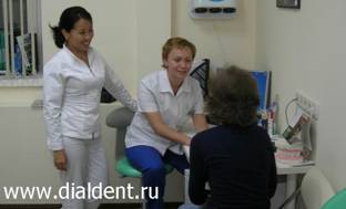 Стоматолог-ортодонт центра "Диал-Дент" Большова О.И. консультирует пациентку по поводу исправления прикуса 
